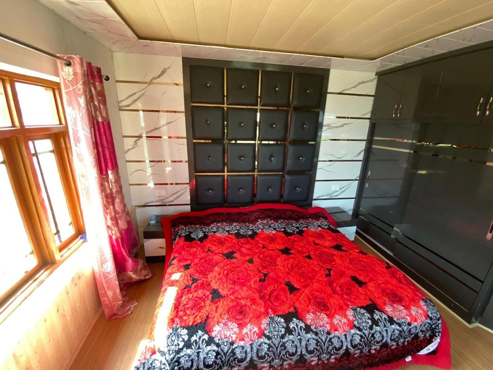Sheen Homestay Gulmarg Exteriör bild