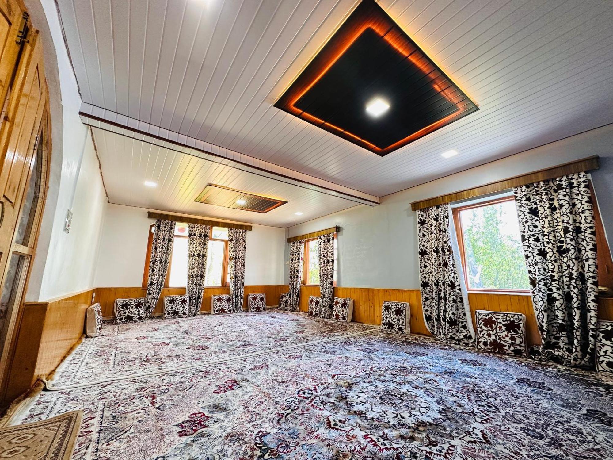 Sheen Homestay Gulmarg Exteriör bild
